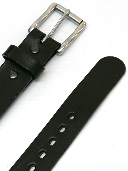 Gingerich 1001-18 Mens Gunsmoke Smooth Heavyweight Gun Belt Black buckle and end close up view. If you need any assistance with this item or the purchase of this item please call us at five six one seven four eight eight eight zero one Monday through Saturday 10:00a.m EST to 8:00 p.m EST