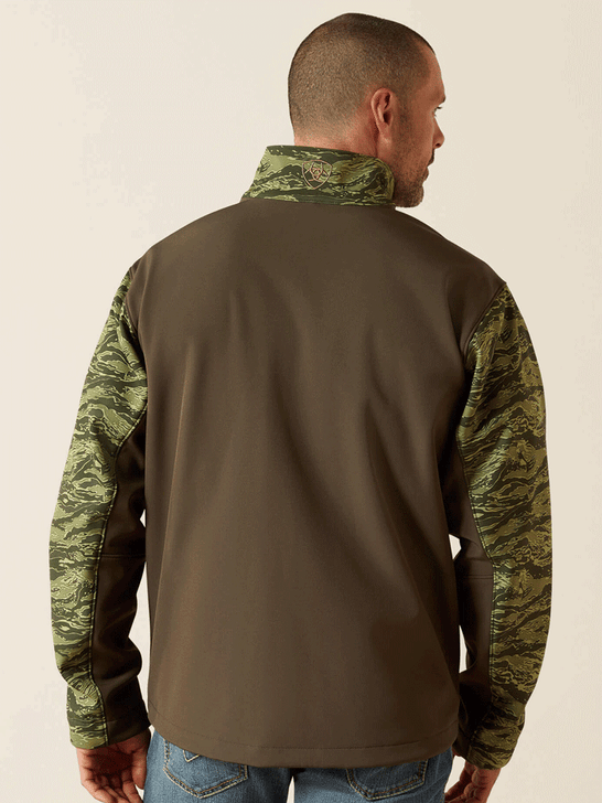 Ariat 10062582 Mens Logo Softshell Jacket Earth Green Camo back view. If you need any assistance with this item or the purchase of this item please call us at five six one seven four eight eight eight zero one Monday through Saturday 10:00a.m EST to 8:00 p.m EST