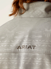 Ariat 10046607 Mens Vernon 2.0 Softshell Jacket Jetty Gray Embossed back close up view of ariat embroidery name. If you need any assistance with this item or the purchase of this item please call us at five six one seven four eight eight eight zero one Monday through Saturday 10:00a.m EST to 8:00 p.m EST