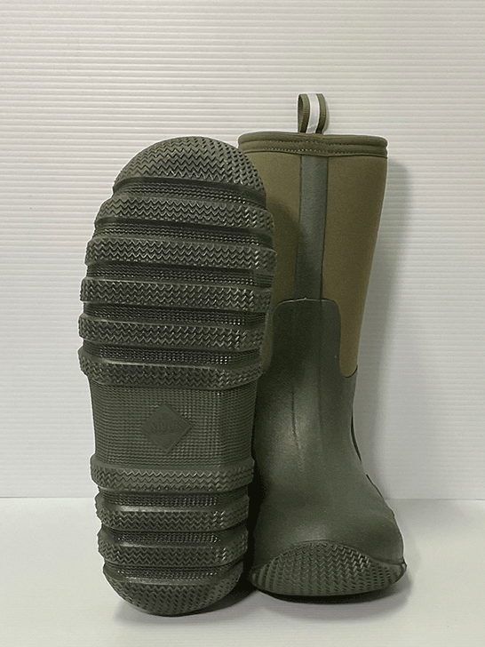 Muck ECM-300 Mens Edgewater Classic Mid Boot Moss Green front and sole view. If you need any assistance with this item or the purchase of this item please call us at five six one seven four eight eight eight zero one Monday through Saturday 10:00a.m EST to 8:00 p.m EST